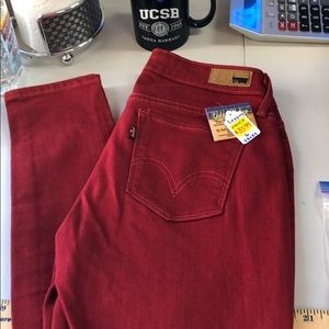 Beautiful wine color Levi’s legging